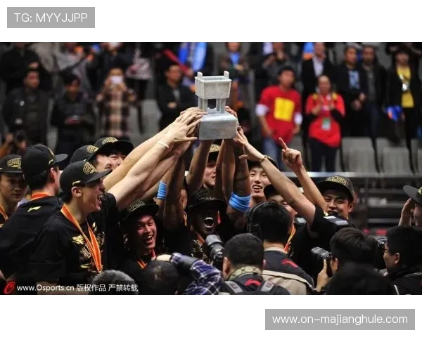 哥伦布机员赛后更衣室庆祝过激 草坪受损引发主场维护风波