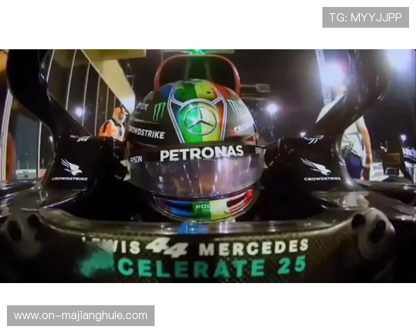 维斯塔潘与汉密尔顿轮对轮较量,七届冠军锁死轮胎险失位置