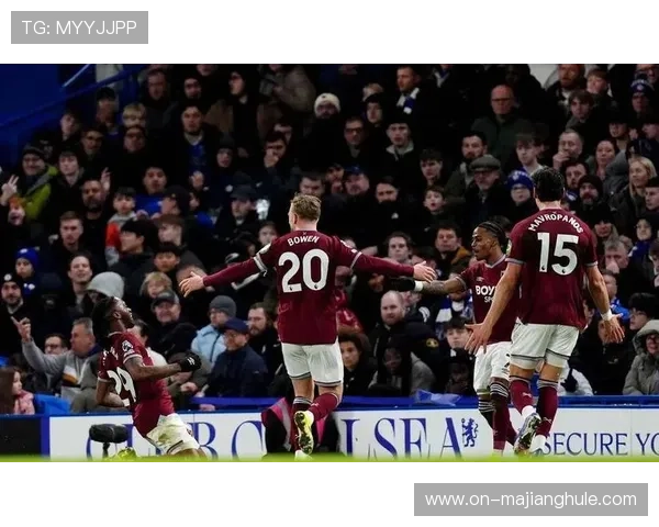 绝杀球入网瞬间，洛里昂球员相拥庆祝胜利